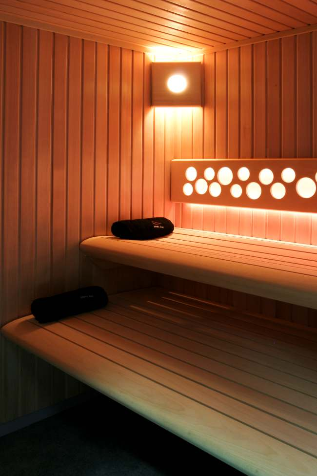 C 5 MATERIAŁY Wnętrze sauny wykonane jest z drewna Hemlock Ergonomiczne, dwupoziomowe ławy i taboret: Abachi Szyba: odporna