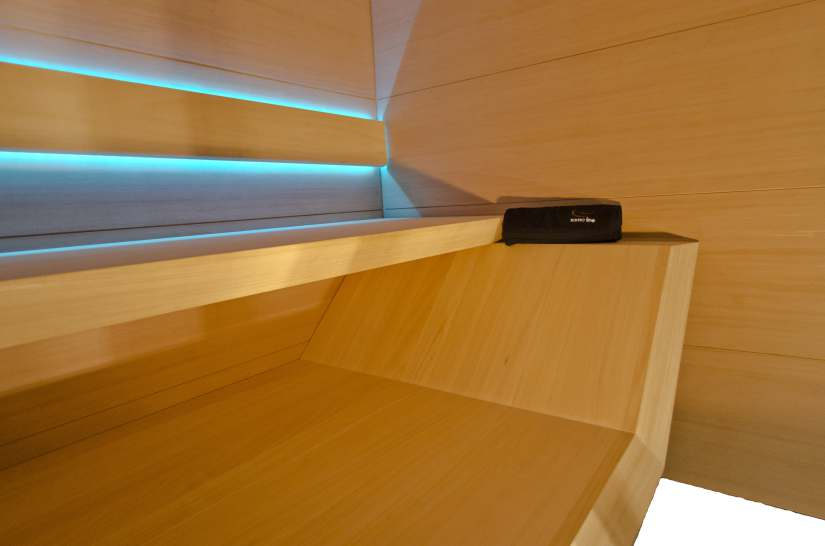 M MATERIAŁY Wnętrze sauny wykonane jest z paneli Hemlock Niepowtarzalne, dwupoziomowe ławy i taboret: Abachi MODERNLINE