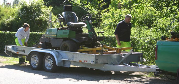 Unitransporter 6 uzasadnionych powodów - będących gwarancją na trwałość i wysoką użyteczność 5 6 3 1 2 4 1 Uniwersalny transporter Przyczepa doskonale sprawdza się w transporcie maszyn i pojazdów, a