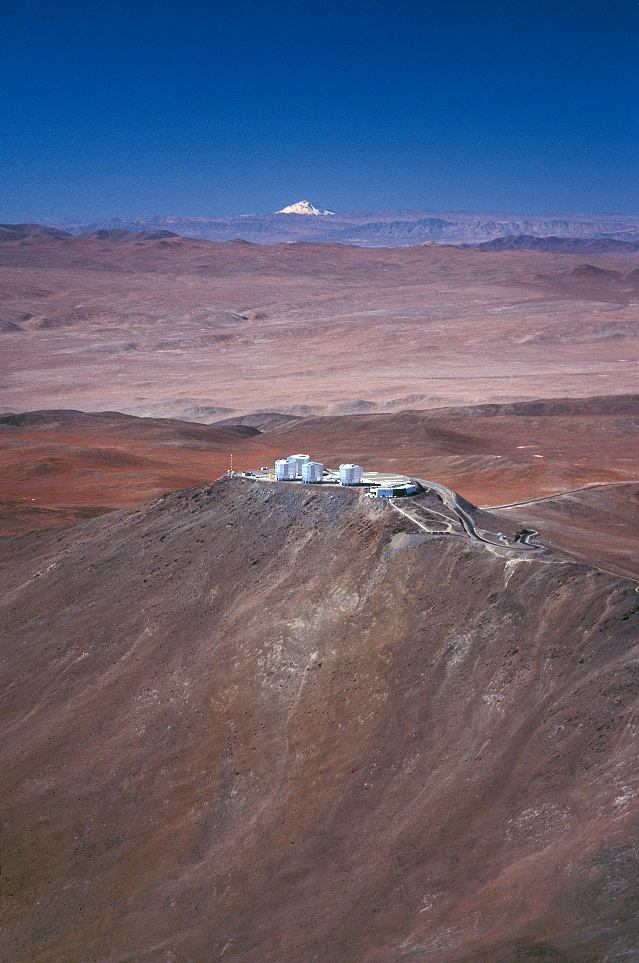 Rys. 1. Po lewej: VLT (cztery 8-metrowe teleskopy) Obserwatorium na Paranalu, pustynia Atacama, Chile; po prawej: Obserwatorium Paranal (http://www.eso.org/public/images/archive/category/paranal/).