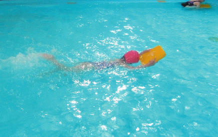 Obr. 1 Chôdza s vysokým dvíhaním kolien (na bociana) prípravná časť Resumé The main topic of the work is the influence of swimming preparation on motoric development of pre-school children.