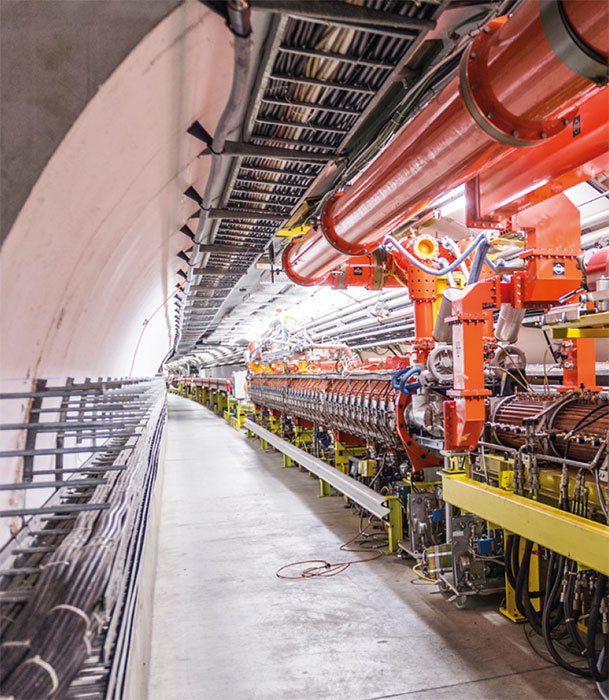 Super Proton Synchrotron M. Trzebiński Akceleratory cząstek 20/30 Akcelerator kołowy o obwodzie 6.9 km uruchomiony w 1976 r. 1317 konwencjonalnych elektromagnesów (temp. pokojowa), w tym 744 dipole.