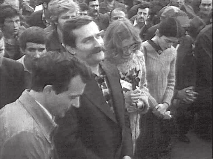 Lech Wałęsa 0 z mniejszych ośrodków, gdzie działalność KOR-u była mało znana, a robotnicy podchodzą nieufnie do KOR-u jako przedstawiciela opozycji.