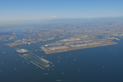 (fot. Port lotniczy Tokio-Haneda położone na sztucznej wyspie na wybrzeżu Zatoki Tokijskiej jest najbardziej zagrożonym portem Świata pod względem możliwości ponownego wystąpienia tsunami.) (fot.