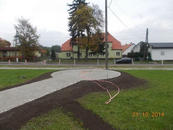 Na działce zaplanowano stworzenie funkcjonalnego terenu, pełniącego funkcję miejsca pamięci historycznej i wypoczynku dla mieszkańców miejscowości,