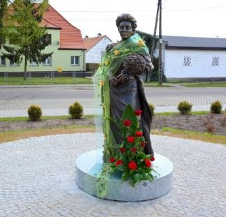 Miejsce pamięci historycznej w Buku, z jedynym na świecie pomnikiem Elizabeth von Arnim, stanowi nie tylko przypomnienie elementu historii gmin Dobra i Blankensee, ale jest