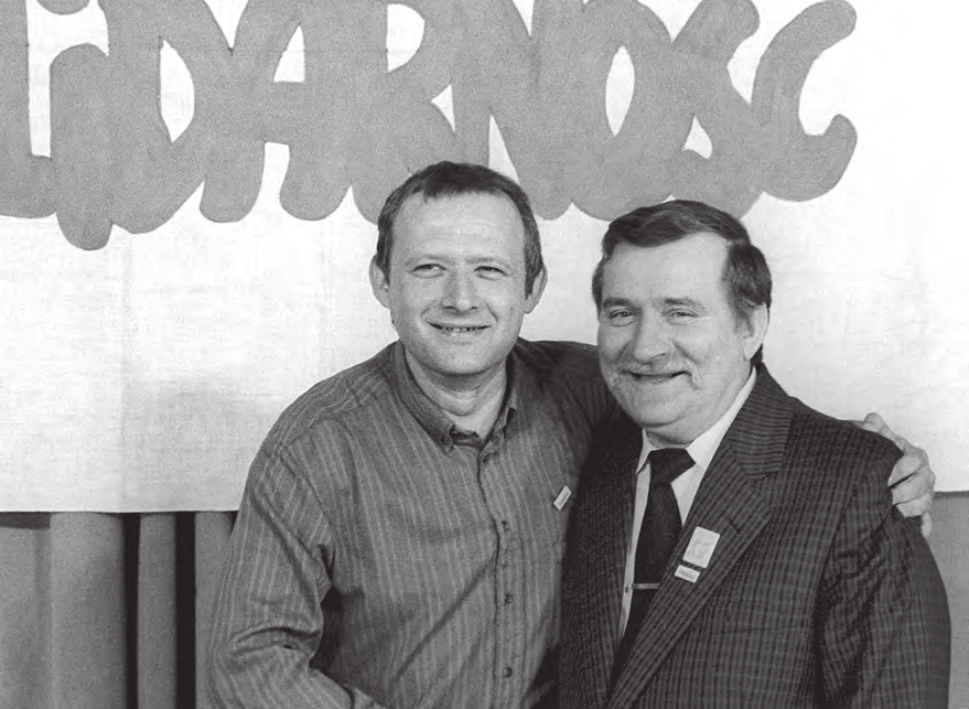 42 ÐÐKluczem do sukcesu kandydatów Solidarności w 1989 roku okazało się wspólne zdjęcie z Lechem Wałęsą; na fotografii z lewej Adam Michnik za zdradę ideałów opozycji lub też nieuzasadnione dążenie
