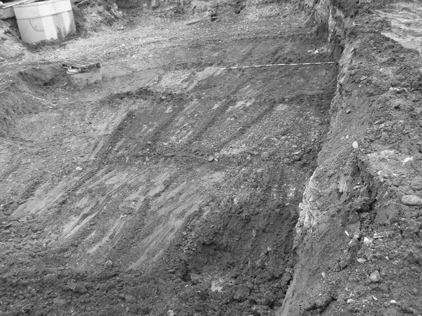 Archeologické výskumy v Banskej Bystrici v roku 2006 Obr. 4. Ul. J. Kráľa, parc.č. 3255, 3256. Stopy zaniknutého riečišťa.