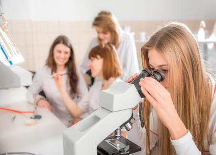 sześć kierunków kształcenia profesjonalna kadra naukowa współpraca z gospodarką i biznesem pełne zaplecze infrastrukturalne