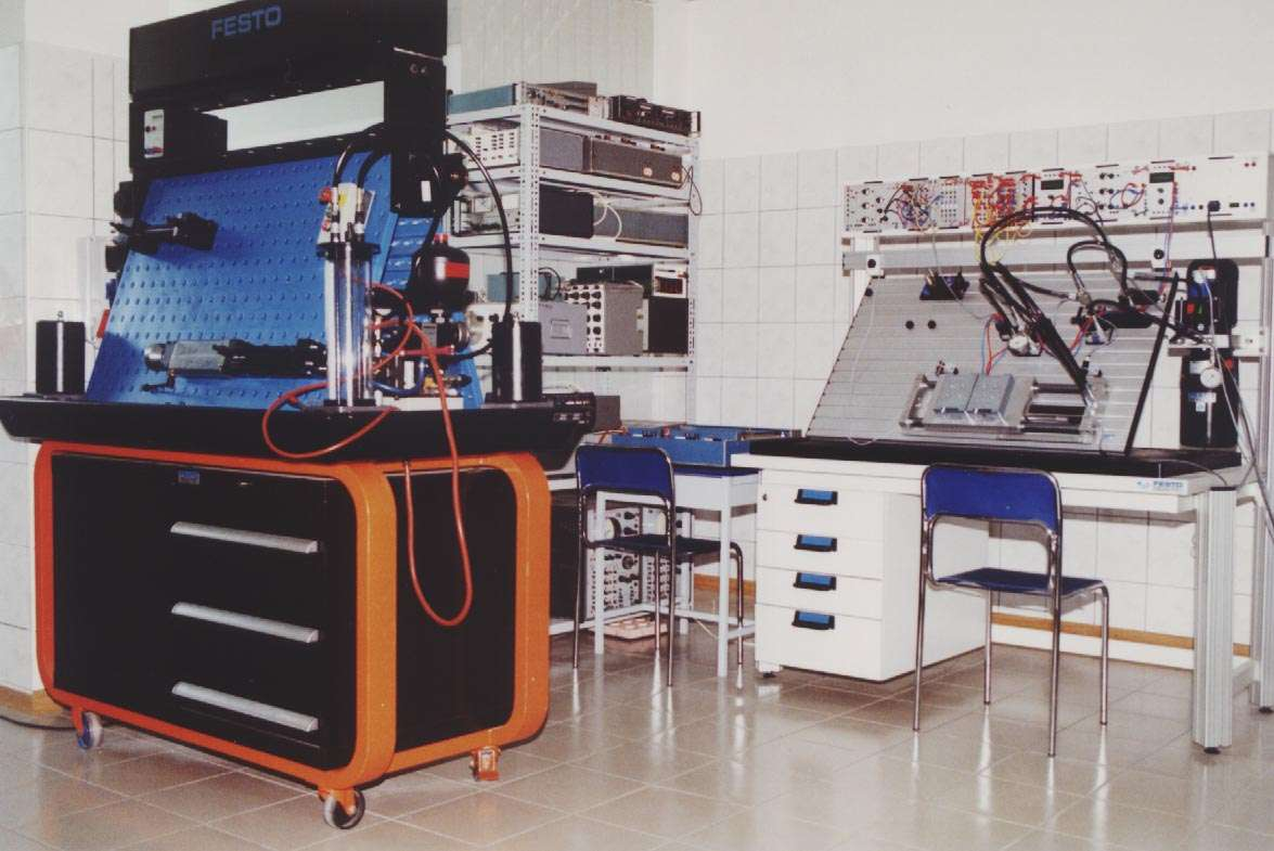 Pracownicy, laboratoria, wyposażenie Instytutu Laboratorium Elementów i Urządzeń Hydraulicznych Zakład Urządzeń Wykonawczych Automatyki i Robotyki Stanowiska do badania elektrohydraulicznych