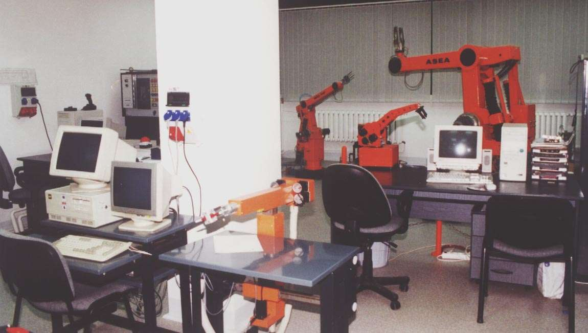Pracownicy, laboratoria, wyposażenie Instytutu Laboratorium Manipulatorów i Robotów Zakład Urządzeń Wykonawczych Automatyki i Robotyki Stanowiska do badań użytkowych, właściwości i programowania