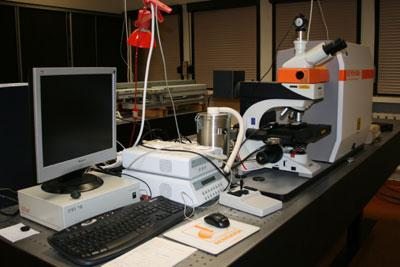 Spektroskopia optyczna (1) fourierowski spektrometr Ramana (Bruker 110S) wzbudzany laserem Nd:YAG przystosowany do pomiarów w świetle spolaryzowanym fourierowski spektrometr na podczerwień (Biorad