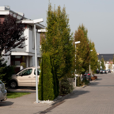 Jed nak po mi mo wi docz nych nie do cią gnięć w ob sza rze in fra struk - tu ry, więk szość miesz kań ców lu bi swo je miej sce za miesz ka nia, o czym świad czą wy ni ki ostat niej an kie ty na