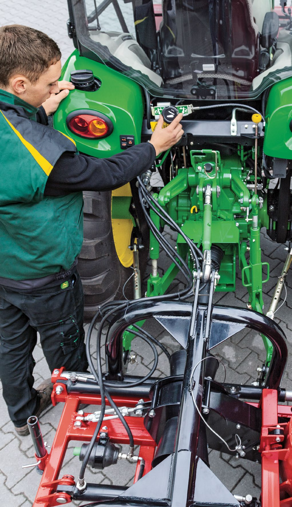 39 HITCH ASSIST Podłączenie narzędzi lub przyczepy do tylnego podnośnika jest szybsze i bardziej bezpieczne dzięki inteligentnej funkcji John Deere.