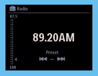 G Słuchanie radia: 1 Nacisnąć przycisk HOME, a następnie przyciskami nawigacyjnymi # $ "! wybrać Radio > FM Tuner (albo nacisnąć przycisk FM TUNER na pilocie). 2 Nacisnąć przycisk MENU.