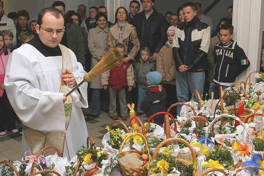 W Wielką Sobotę czuwa się przy Grobie Pańskim, rozważając Mękę i Śmierć Chrystusa Istnieje też zwyczaj odwiedzania symbolicznych Grobów Pańskich w kościołach, a także grobów bliskich osób na