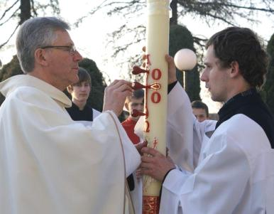 Swoją symbolikę ma również światło świecy paschalnej, rozjaśniające mroki ciemnego kościoła, odwołuje się do Chrystusa, który rozprasza mroki ludzkiego życia, nadając mu sens Następnie diakon