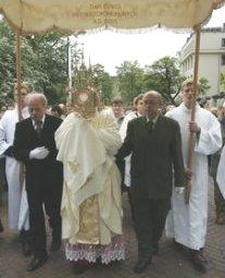 Liturgia Eucharystyczna Jej przebieg jest podobny do Liturgii Eucharystycznych innych niedziel Ceremonię kończy uroczysta procesja rezurekcyjna z Najświętszym Sakramentem, która jest radosnym