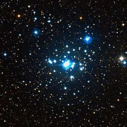 1 Co to jest Gwiazda? Gwiazda jest to ciało niebieskie będące skupiskiem związanej grawitacyjnie materii, w której zachodzą reakcje syntezy jądrowej.
