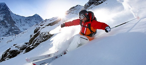 Bezpieczne ferie jak zachowywać się na stoku narciarskim Jazda na nartach i snowboarding to jedne z częściej wybieranych form spędzania ferii zimowych.