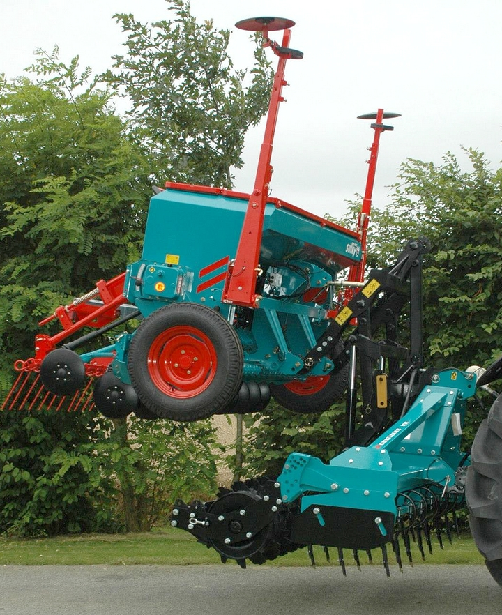 , na redlicy stopkowej, wyposażonym z znaczniki przejazdów hydraulicznie składane do pionu i w talerzowe znaczniki przedwschodowe.