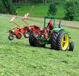 LELY SPLENDIMO LELY LOTUS Kołysanie Poważnym problemem w przetrząsaczach mających tylko jeden punkt obrotu i amortyzatory podatne na zużycie jest kołysanie.