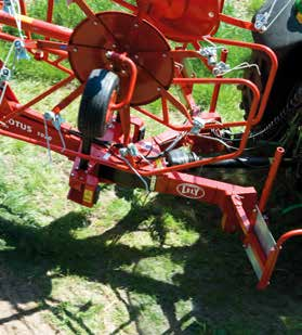 Lely Lotus Profi z inteligentnym sterowaniem Lotus 900 i 1020 są również dostępne jako modele Profi. Przetrząsacze są standardowo wyposażone w korbkę i specjalne zawieszenie.