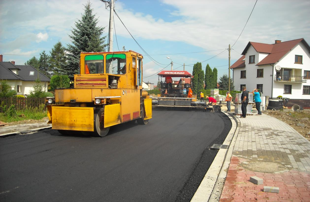 Fot. 4 prace związane z budową konstrukcji jezdni i chodnika Fot.