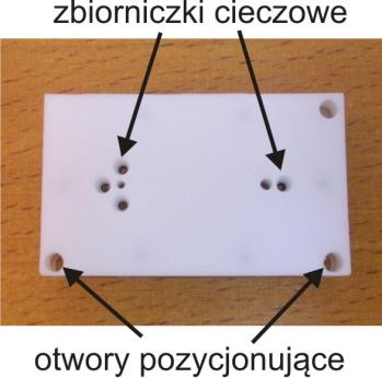 Chip do elektroforezy Chip do elektroforezy jest szklaną strukturą o wymiarach 35 mm x 7 mm x 2 mm, zawierającą mikroprzepływowe układy dozowania i separacji próbki (Rys. 6).