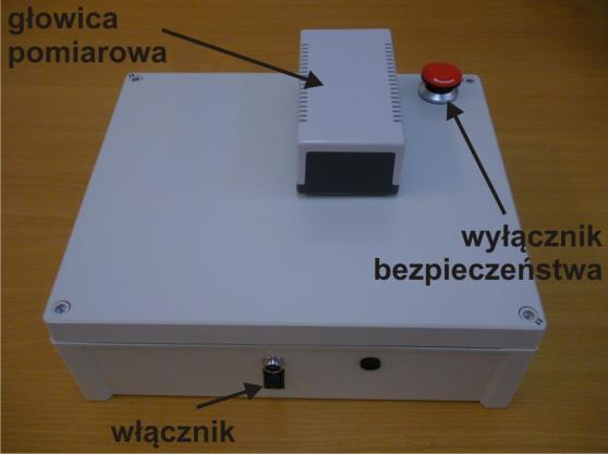 a) b) Rys. 8. Akcesoria do przygotowania chipa: a) stanowisko, b) pipety Procedura pobierania cieczy pipetą:. ostrożnie ustawić pokrętłem wymaganą objętość (nie przekraczać skrajnych wartości!), 2.