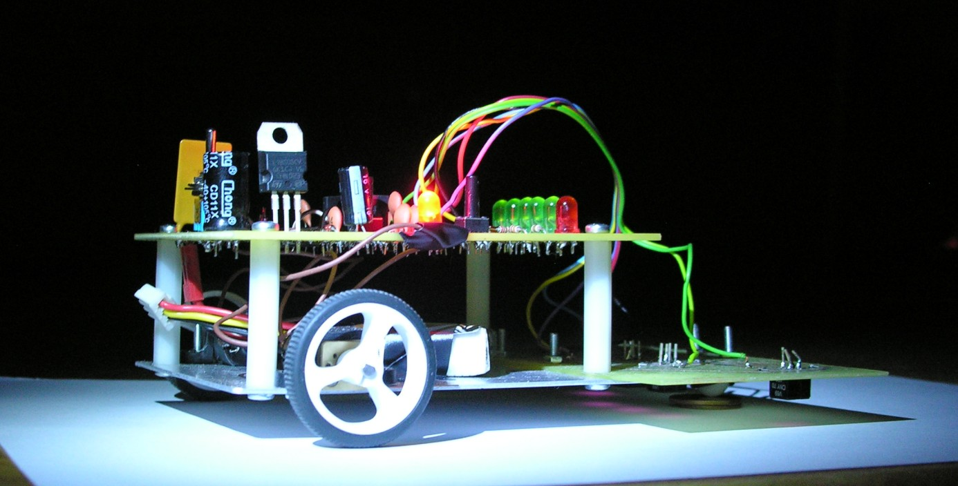 1. Wstęp Robot został wykonany podczas warsztatów Koła Naukowego Robotyków KoNaR.