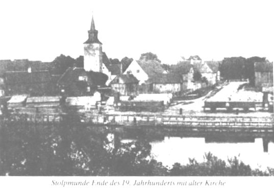 Ustka (Stolpmünde) Fot. 8 Kościół p.w. św. Jana Chrzciciela i św. Mikołaja. W 1356 roku postawiono drewnianą, filialną świątynię kościoła w Grabnie. Po 532 latach została ona rozebrana (w 1888r.). W lipcu 1888r.