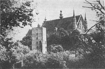 badających historię rozbudowy Fromborka, pochodzi ona z początków XV wieku. Pozostałą górną część wieży ocenia się na koniec wieku XVI.