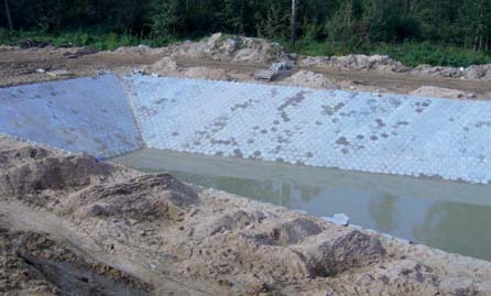 Geomembrany HDPE są obecnie najlepszym, a co za tym idzie, najpopularniejszym i najczęściej stosowanym materiałem izolacyjnym.