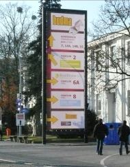 Reklama wielkoformatowa na terenie wystawy Baner w holu wschodnim (WW.12) Baner umieszczony nad kasami oraz wejściem na tereny targowe od strony dworca PKP.