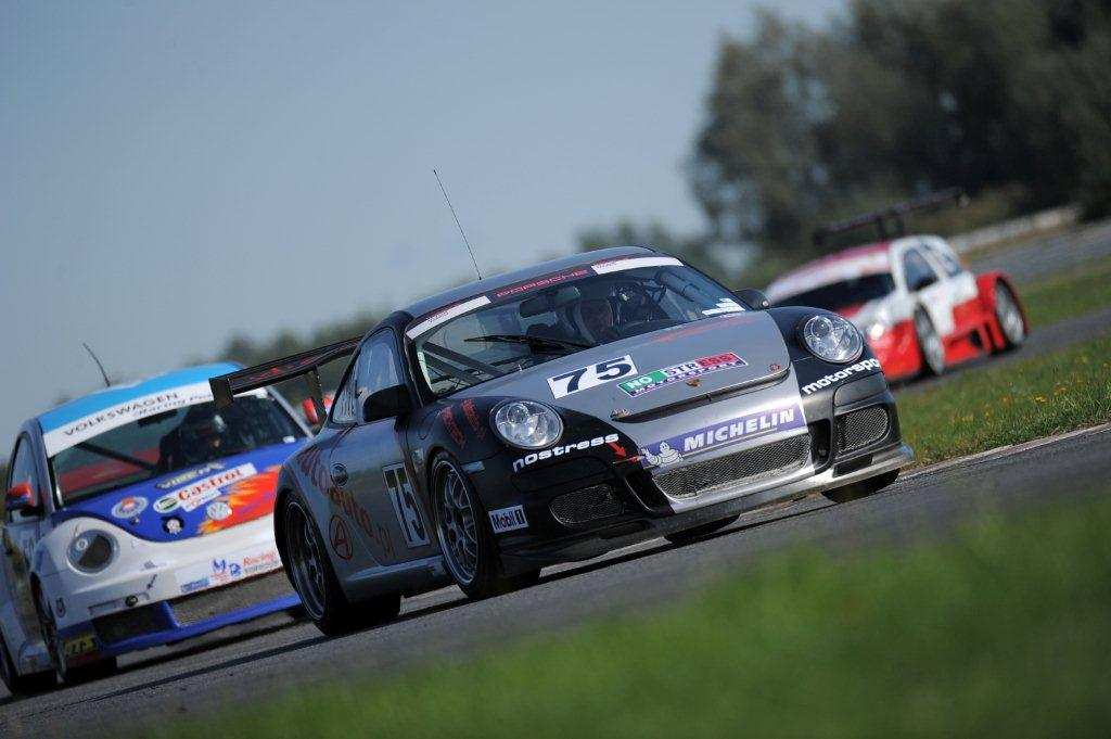 Pozostali kierowcy rywalizujący w klasyfikacji Porsche GT3 Cup Trophy zafundowali widzom niezapomniane emocje i zaprezentowali świetną formę. Do startu w sobotnim wyścigu 9.