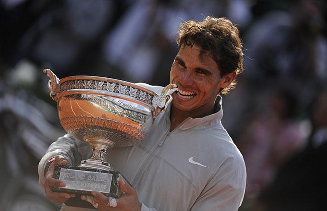 THE KING OF THE CLAY Rafael Nadal urodził się 02.06.1986 roku w Manacor na Majorce, gdzie nadal mieszka. W swoim debiucie na kortach Rolanda Garrosa w Paryżu zwyciężył. Był to rok 2005.