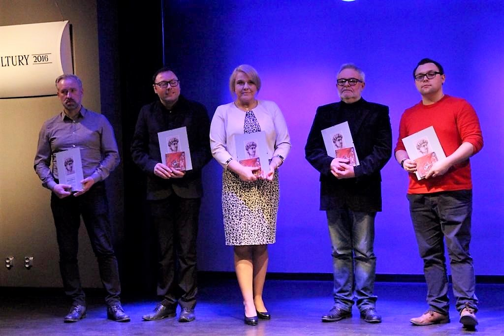 Przedstawiciele starogardzkich mediów Nagrodzeni otrzymali grafikę Józefa Olszynki i Adama Harasa oraz płytę z tegorocznej Nocy Bardów.