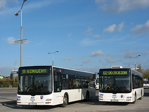 Dni otwarte zajezdni autobusowej MZK To miejsce wzbudziło zainteresowanie członków TKMKM. Po lewej stronie leżą stare schematy sieci komunikacyjnej.