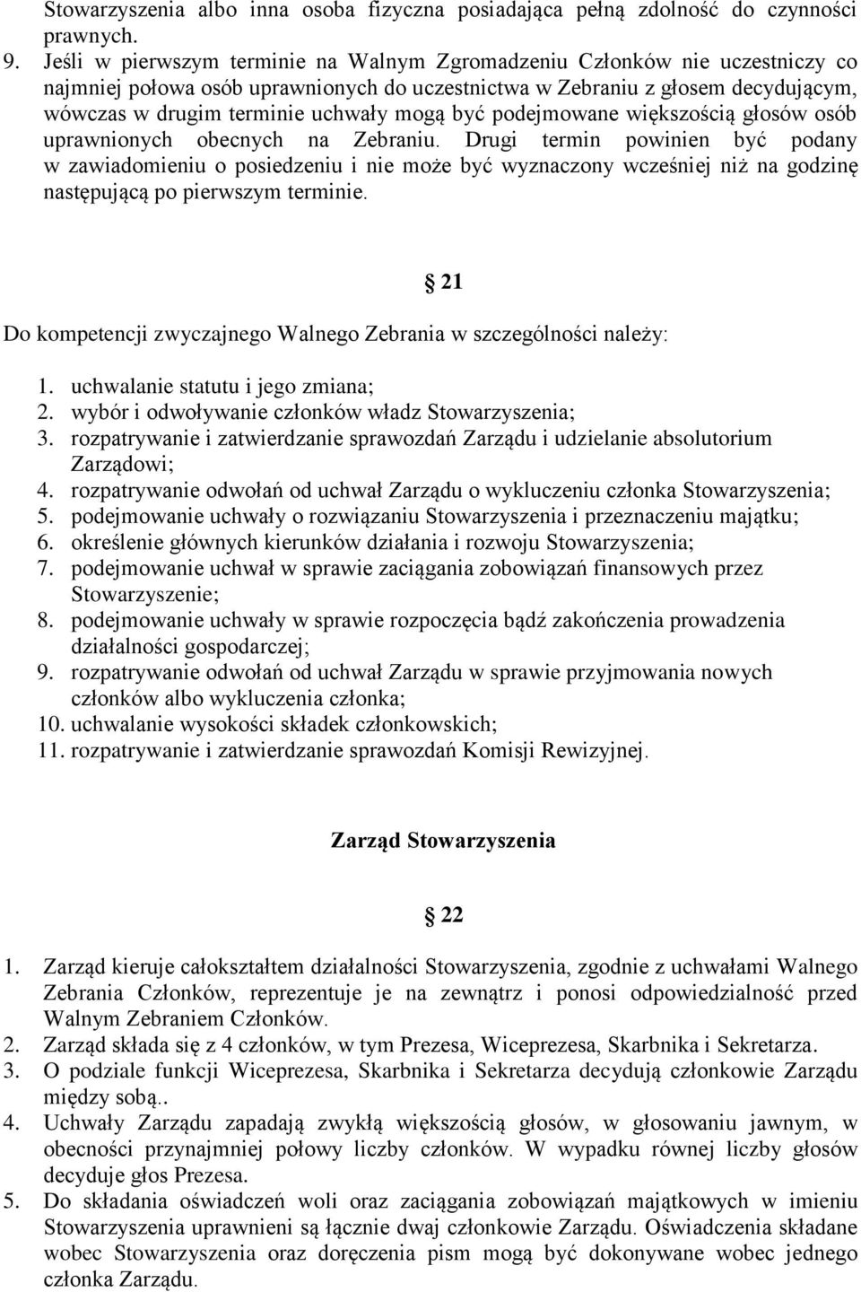 być podejmowane większością głosów osób uprawnionych obecnych na Zebraniu.