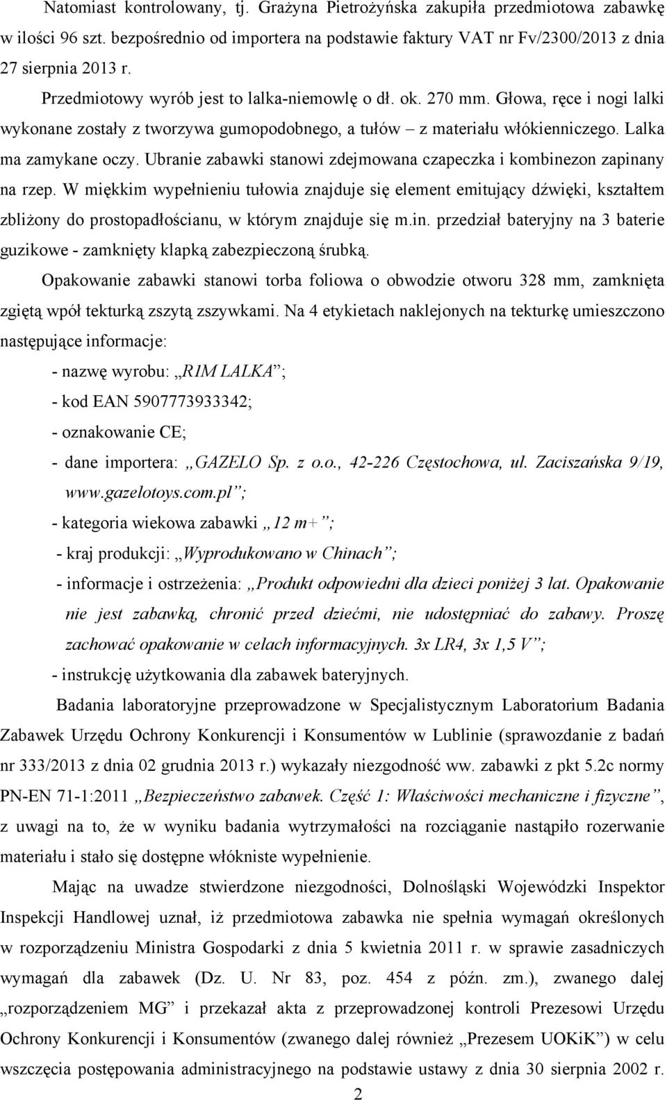 Ubranie zabawki stanowi zdejmowana czapeczka i kombinezon zapinany na rzep.