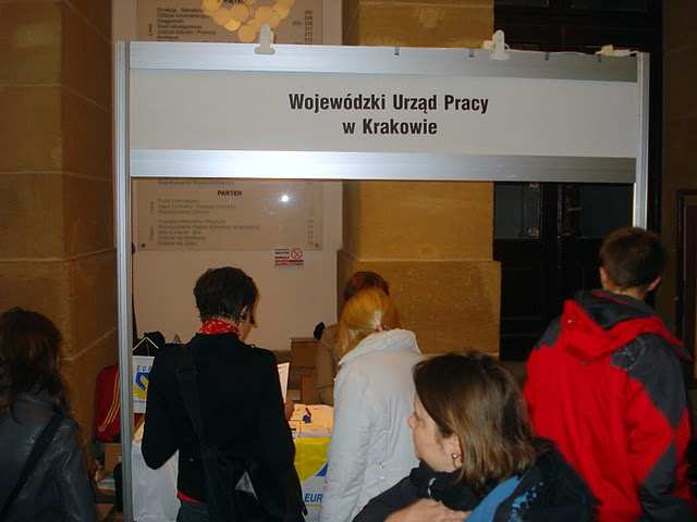 Punkt informacyjno recepcyjny Wojewódzkiego Urzędu Pracy w Krakowie DuŜym zainteresowaniem cieszyło się stoisko wystawiennicze przygotowane przez WUP Kraków.