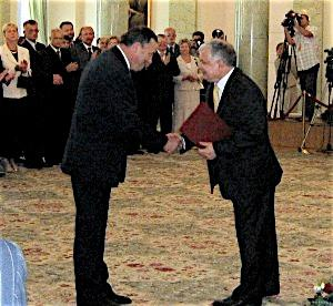 4.10.2006 W Pałacu Prezydenckim w Warszawie odbyło się kolejne wręczenie nominacji profesorskich, z naszego wydziału dyplomy z rąk Prezydenta Lecha Kaczyńskiego otrzymał prof. dr hab. Marek Marks. 05.