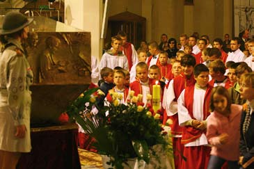 Październik Nabożeństwo różańcowe: codziennie o godz.., a dla dzieci we wtorki i czwartki o godz.. X pierwszy czwartek miesiąca, modlimy się o powołania kapłańskie, zakonne i misyjne na Mszy św.