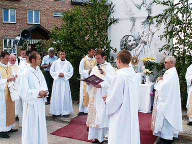 Maj Nabożeństwo majowe o godz.. 1 V pierwszy czwartek miesiąca, modlimy się o powołania kapłańskie, zakonne i misyjne na Mszy św. o godz. 18.00 V pierwszy piątek miesiąca, Msze św. o godz. 7.00, 18.