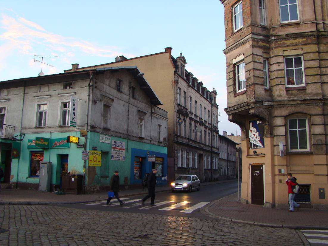 155 lokalami użytkowymi o łącznej powierzchni 10 579,25 m 2. Komunalne lokale mieszkaniowe znajdują się w 178 budynkach, w których łącznie wraz z wykupionymi znajduje się 1538 lokali mieszkaniowych.