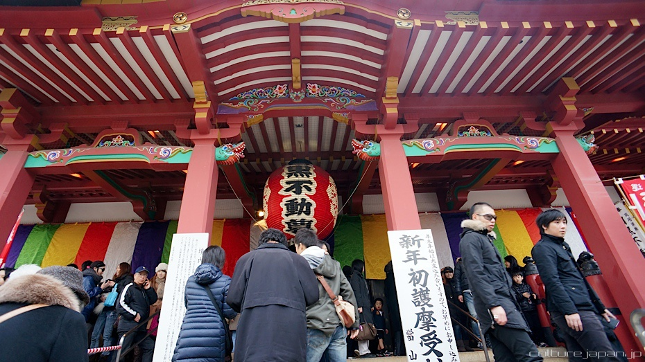 Japończycy przy wejściu do jinja (fot. ze strony dannychoo.com) W pierwszym dniu Nowego Roku, a także w następnych, na stołach pojawiają się liczne potrawy, wspólnie nazywane oseti.