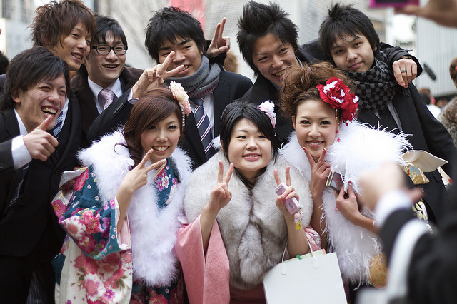 Grupowe zdjęcie podczas Seijin no Hi (fot. ze strony japanesesearch.com) Kiedy Japończyk ukończy 20 lat po upływie poprzedniego Seijin no Hi, stanie się on osobą dorosłą w trakcie tegorocznego święta.
