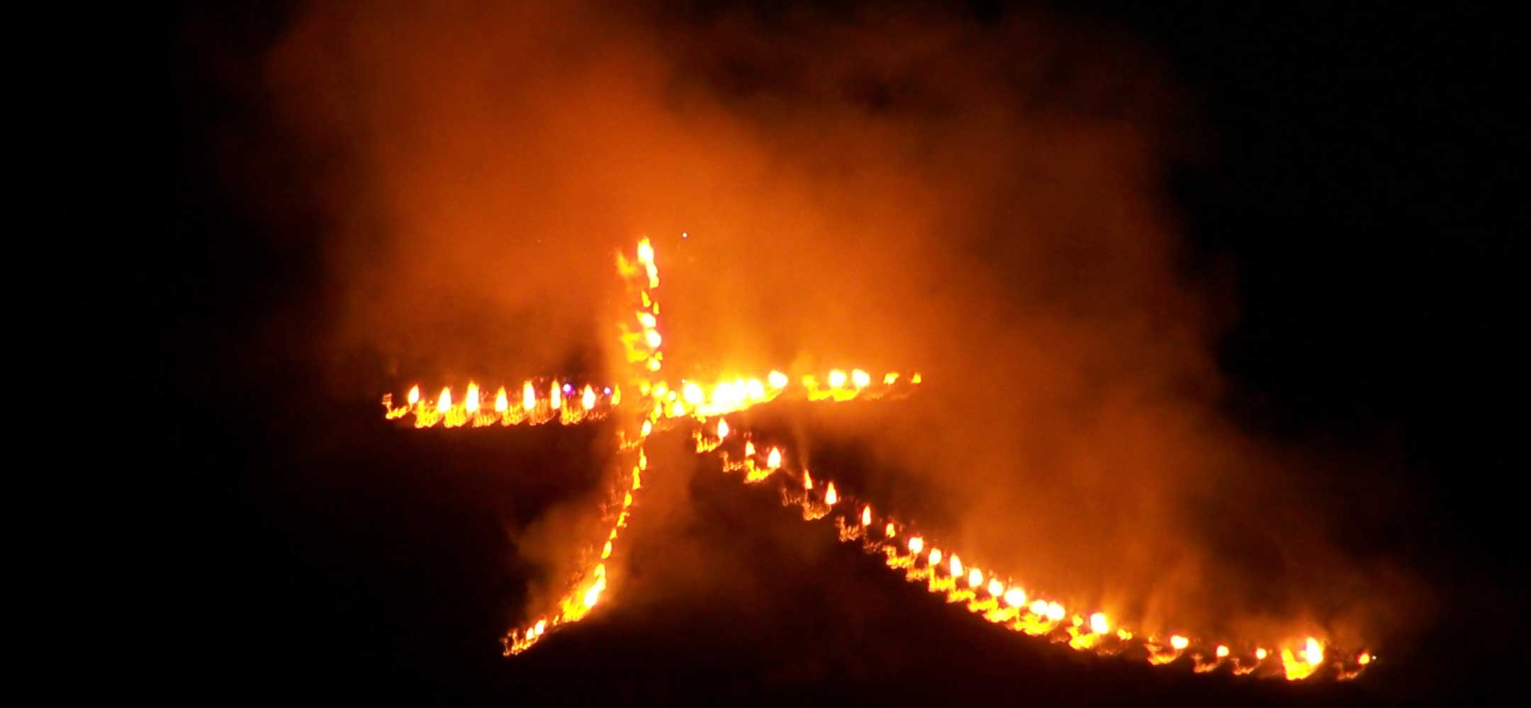Ideogram ułożony z wielkich ognisk (fot. ze strony insidejapantours.