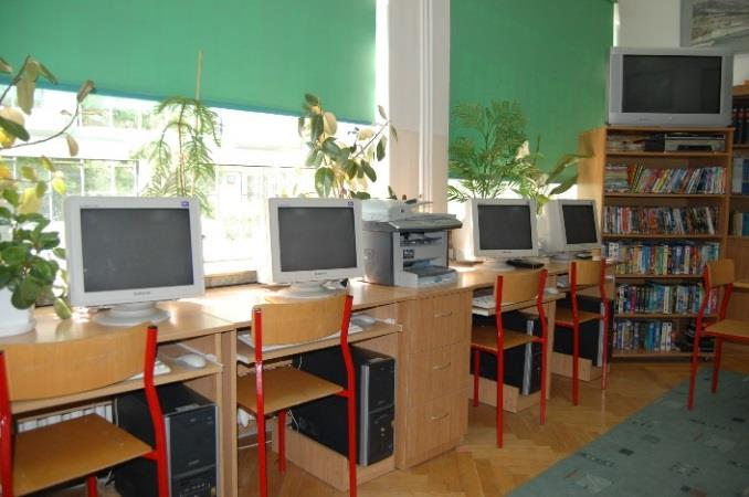 Biblioteka szkolna oraz internetowe centrum informacji multimedialnej Biblioteka szkolna prowadzi zajęcia promujące i rozwijające czytelnictwo między innymi: - cykliczne spotkania z